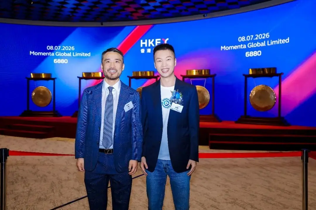蔚来资本管理合伙人朱岩(左)与Momenta CEO曹旭东在上市仪式现场合影