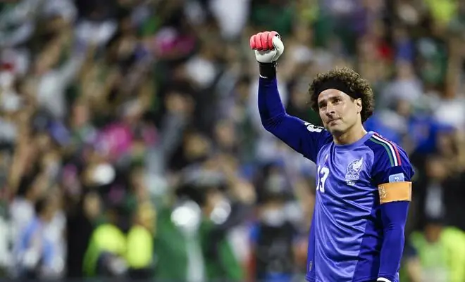 6月25日,墨西哥队守门员吉列尔莫·奥乔亚在赛后庆祝胜利。